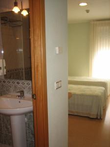 埃尔切马德鲁加酒店的一间带水槽和床的浴室