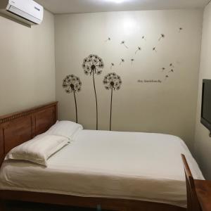 巴特沃思塞万酒店的卧室配有一张挂在墙上的蒲公英床。
