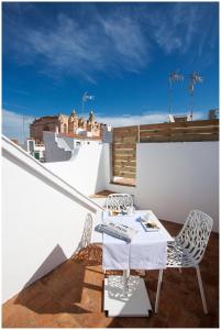 休达德亚经济&时尚酒店的屋顶阳台配有桌椅