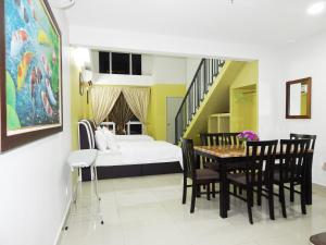 莎阿南吾之城瓦迪伊曼公寓的一间带一张床和一张桌子及椅子的用餐室