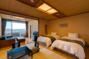大津琵琶湖绿水亭酒店的酒店客房设有两张床和电视。