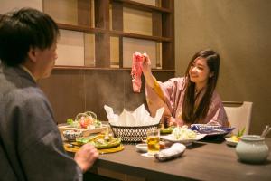大津琵琶湖绿水亭酒店的把一块肉放在桌子上的女人