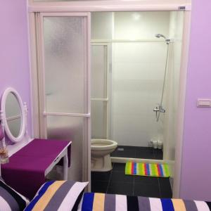 九份九份黄金屋的紫色浴室设有卫生间和淋浴