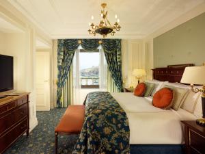 基辅基辅费尔蒙大酒店的一间卧室设有一张大床和一个窗户。