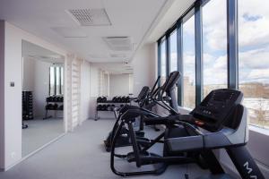塔尔图塔尔图酒店的健身房设有有氧器材和大窗户
