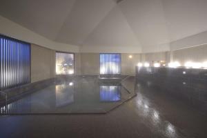 千曲市清风园酒店的大楼内带热水浴池的大型浴室