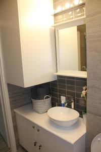 斯蒂格纳Apartament Justyna的浴室设有白色水槽和镜子