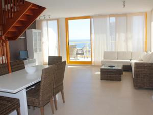 卡尔佩安巴尔海滩乌尼图萨公寓的客厅配有沙发和桌椅