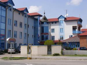 兹拉特莫拉夫采崴昂酒店的停车场内一排有汽车的建筑