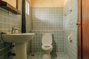 爱妮岛恩坎塔达海滩度假村的一间带卫生间和水槽的浴室