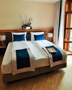 巴斯克卡拉奇贝尔哈斯特啤酒厂的一间卧室配有一张带蓝色枕头的大床
