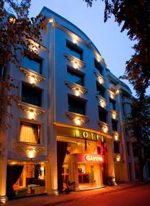 瓦尔纳首都酒店的蓝色的建筑,边有灯