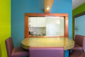 赫罗纳Acogedor apartamento Girona centro的一间带桌子和两把椅子的用餐室