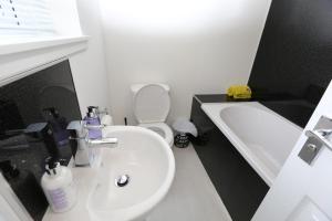 斯托诺韦Chapman's的浴室配有盥洗盆、卫生间和浴缸。