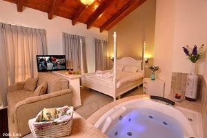萨法德老城客栈酒店的一间客厅,位于房间中间,配有浴缸