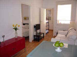 巴塞罗那康德古尔公寓式酒店的客厅配有白色沙发和红色橱柜