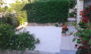 苏佩塔尔Apartments Magda的白色地板和树 ⁇ 的花园