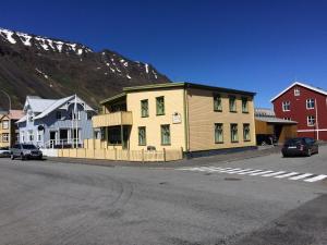 伊萨菲尔德Isafjordur Hostel的街道边的黄色建筑