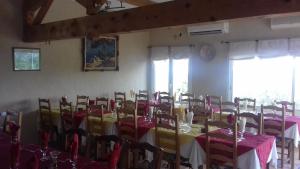 Mirabel-aux-BaronniesLe Saint Victor的一间用餐室,配有红色和黄色的桌椅