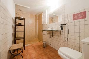 格拉纳达卡萨邦博酒店的一间带卫生间和水槽的浴室