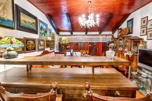 斯普利特皇家古董公寓的一间带大木桌的用餐室