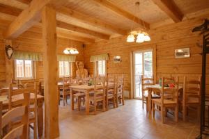 哈拉霍夫Pension Roubenka的用餐室配有木桌和椅子