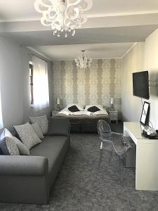 弗瓦迪斯瓦沃沃Villa Boja的客厅配有沙发和1张床