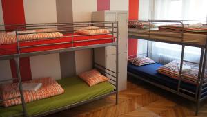 布达佩斯西端旅馆 的一间房间,设有三张双层床