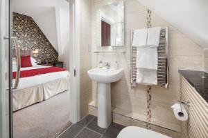 温德米尔霍克斯穆尔宾馆的一间带水槽和床的小浴室
