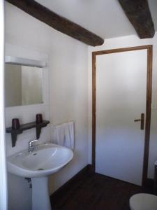 Ferrières-Saint-Mary德斯吾雅格思酒店的浴室设有白色水槽和镜子