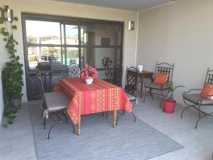 卡瓦永Aubade en Luberon的庭院配有一张桌子和红色桌布