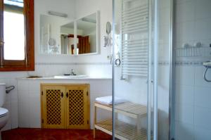 纳瓦孔塞霍Casa Valeriana的一间带玻璃淋浴和水槽的浴室