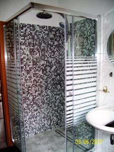 塔勒Ferienwohnung Bauer的一间带玻璃淋浴和水槽的浴室