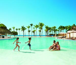 巴亚希贝Dreams Dominicus La Romana Resort & Spa的一群人在海滩上玩水