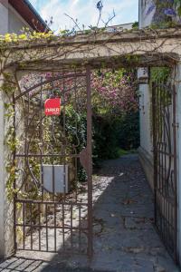 萨图马雷Casa Boer的花园入口,带标志的大门