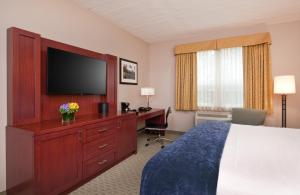 比弗利恩迪科特学院威利会议中心及酒店的配有一张床和一台平面电视的酒店客房