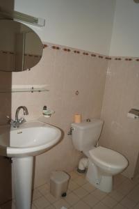 Casaglione阿勒吉亚酒店的一间带水槽、卫生间和镜子的浴室