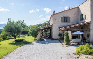 TavoletoPoggio Dei Prugnoli的享有农舍外景和花园美景
