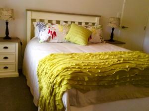 陶朗加Bethlehem Garden Retreat的一间卧室配有一张黄色毯子床