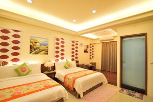 员山乡拥翠田园民宿的酒店客房设有两张床和窗户。