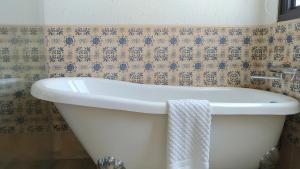 五结夏沐雷的浴室设有白色浴缸,配有毛巾