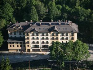 什切尔克厄尔布鲁士温泉疗养酒店的享有酒店大楼的空中景致