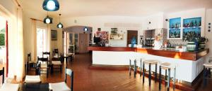 圣特雷莎加卢拉米拉奇酒店的餐厅设有酒吧和桌椅