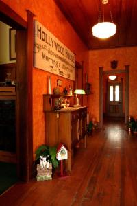 弗朗兹约瑟夫霍里家园住宿加早餐酒店的一间铺有木地板的橙色墙壁客房