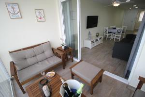 坎佩略Bellavista apartment的客厅配有沙发和桌子