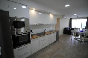 坎佩略Bellavista apartment的带不锈钢用具的厨房和用餐室