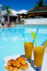 圣吉尔莱班克里奥尔酒店的一盘羊角面包和两杯橙汁