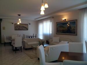 圣马力诺加斯佩罗尼酒店 的客厅配有白色的沙发和桌椅