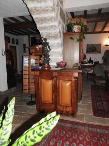 LevieU Fragnu di perruccio的客厅配有桌子和石墙