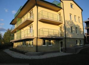 伊沃尼奇-兹德鲁伊威拉鲁比尼亚旅馆的一座带阳台的大建筑